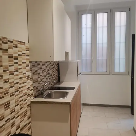 לינה וארוחת בוקר Cenisio 3 *